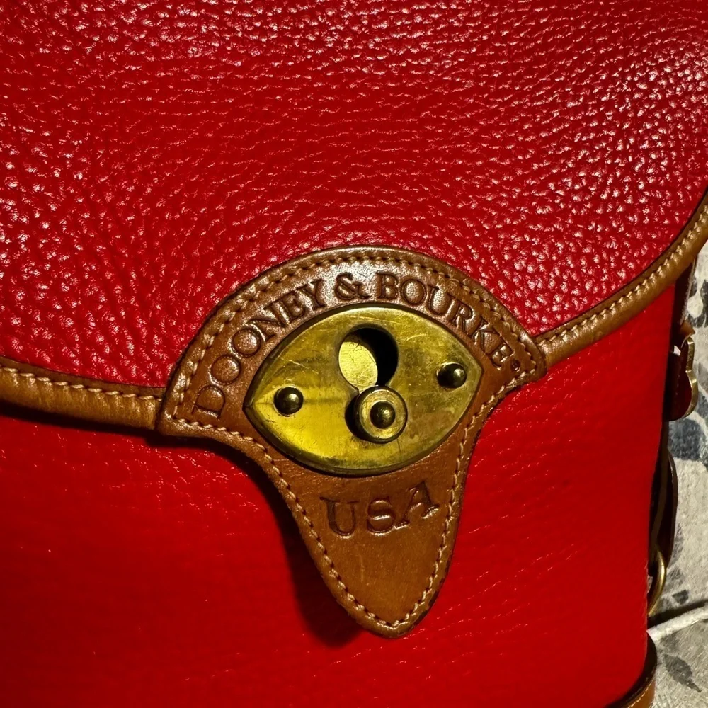 *Summer Clear Out* Vintage Dooney & Bourke crossbody - Picture 4 of 8
